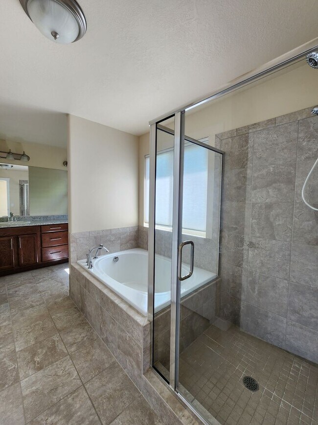 Building Photo - Luxury! 4 bdrm 3.5 bath HOUSE w/ Views! 2 car garage!