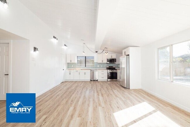 Building Photo - GREAT LOCATION 4 BEDROOM 2 BATH HOME IN WH...