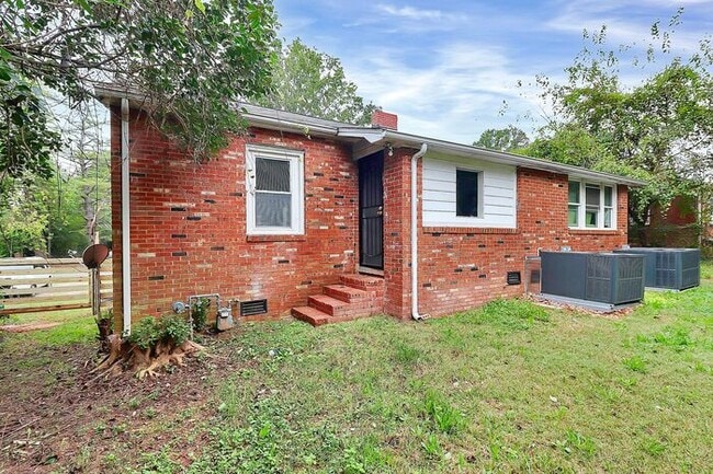 Building Photo - Charming 2BD/1BA Duplex Off West Blvd