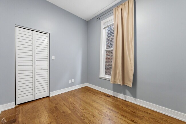 Building Photo - 2523 W Chicago Ave