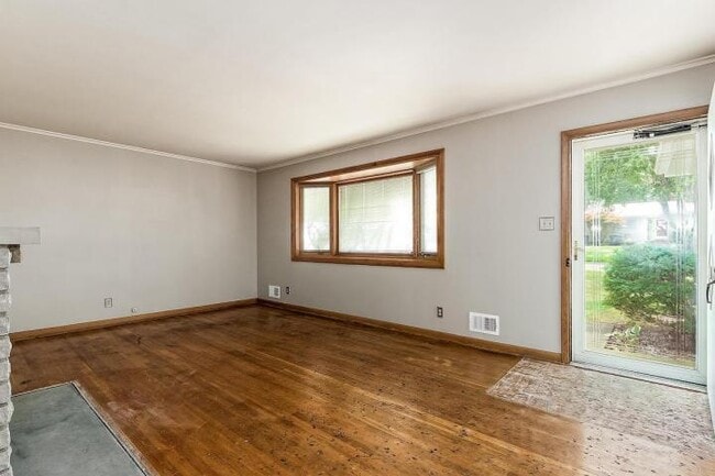 Building Photo - Worthington Schools.  Blocks from downtown.