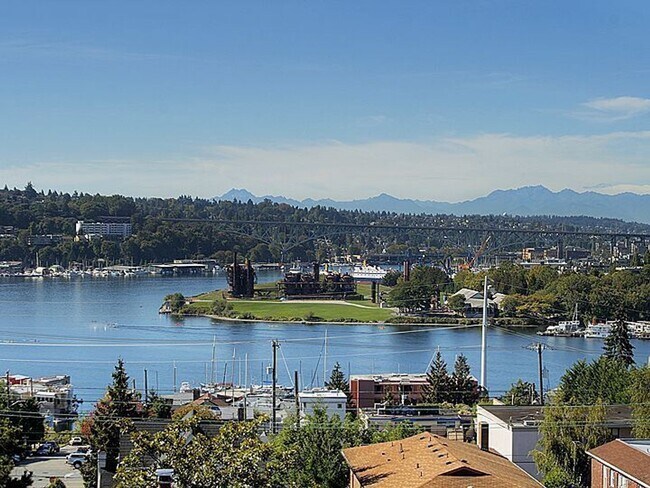 Building Photo - 1 Bedroom 1 Bathroom Eastlake Condo W/ Stunning Views