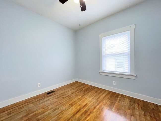 Building Photo - 1 Bedroom Home with Garage