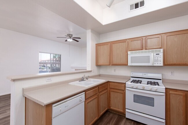 Building Photo - 1st floor two bedroom in upscale NW commun...