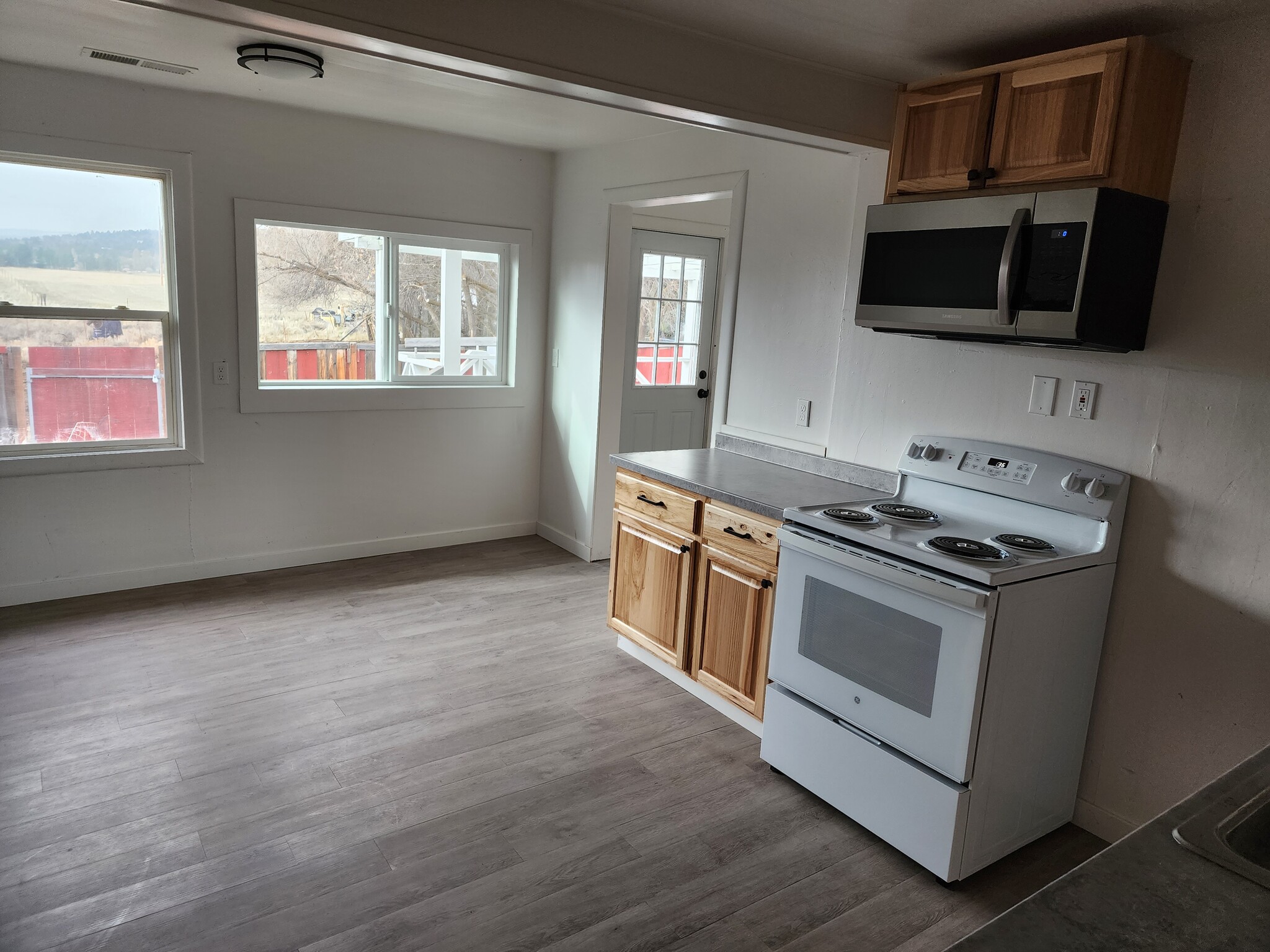 Kitchen 3, Nook - 4988 Weyerhaeuser Rd