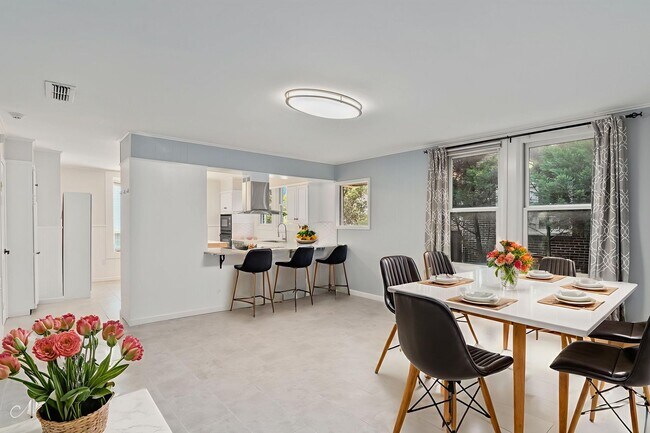 Building Photo - Beautiful 3 Bed 3 Bath