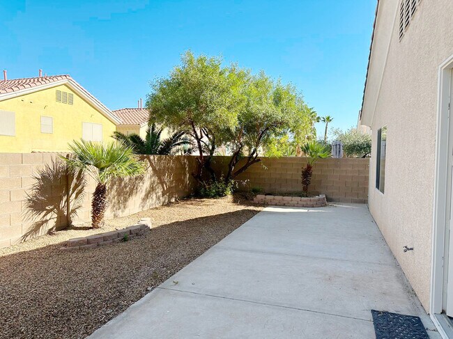 Building Photo - 204 Crooked Tree Dr