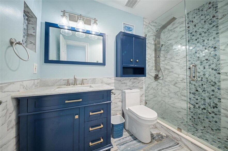 Building Photo - 16770 Lakeview Ct