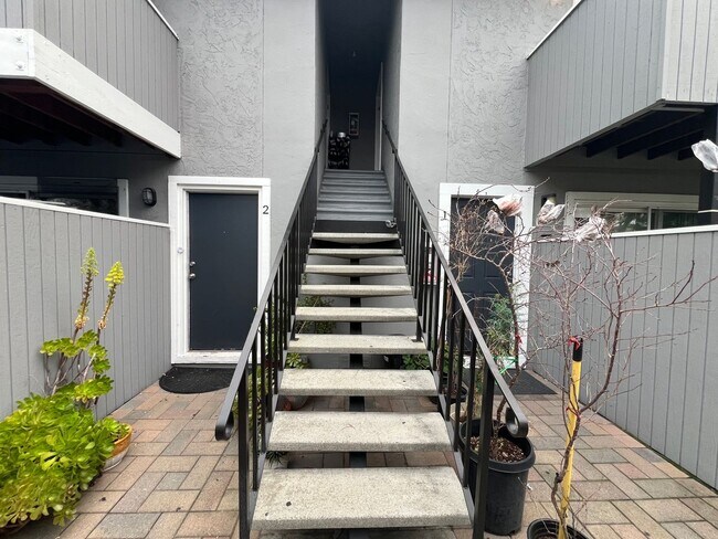 Building Photo - Newly updated 2 bedroom 1 bath unit