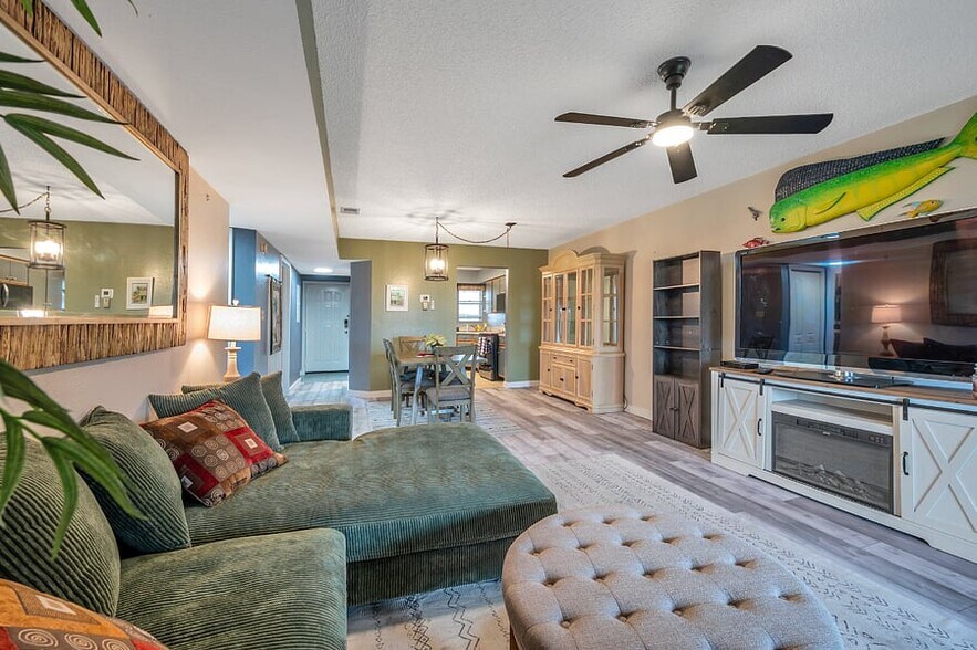 Building Photo - 5567 Sea Forest Dr