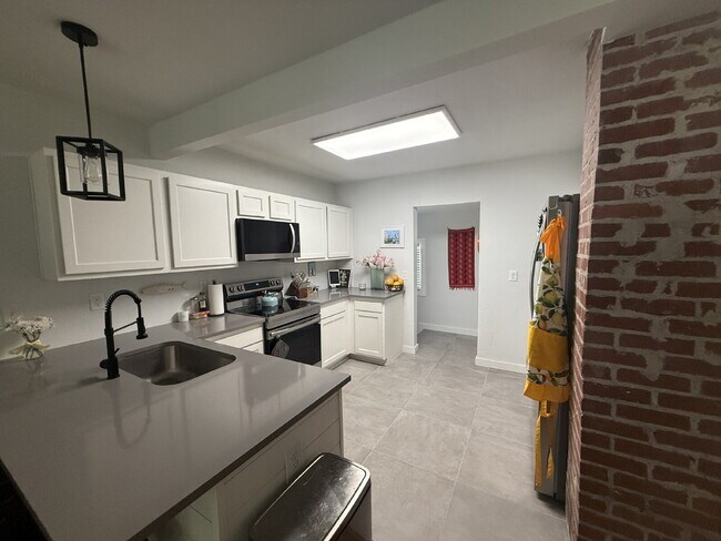 Building Photo - AVAILABLE EARLY JULY:  UPDATED 2 BEDROOM 1...