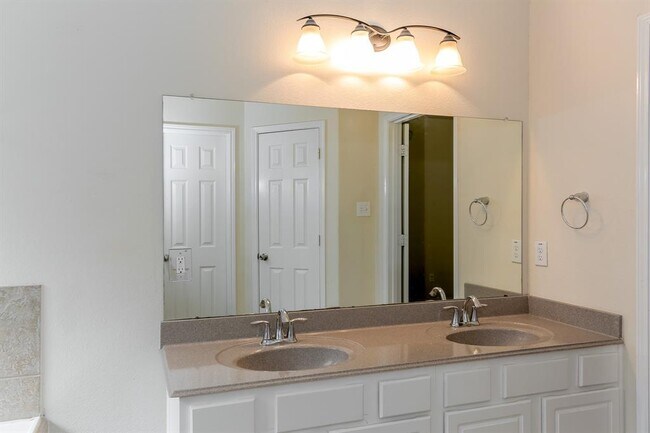 Building Photo - 28639 Lockeridge View Dr