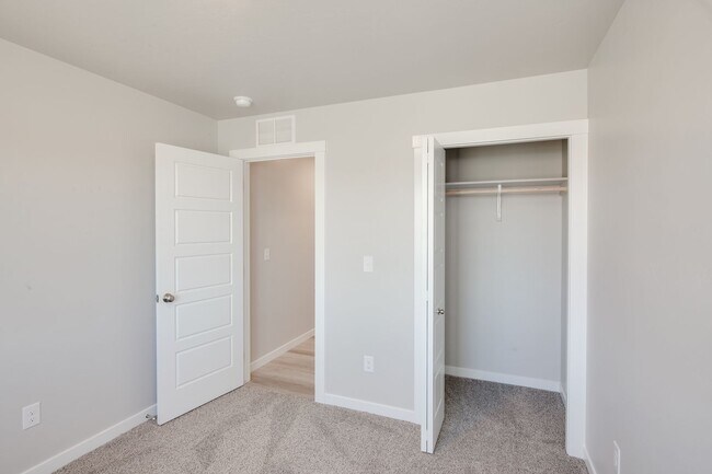 Building Photo - Beautiful 4 Bedroom Upscale Home