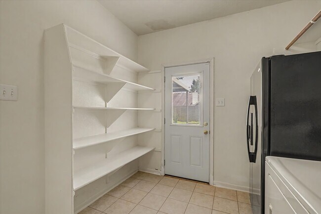 Building Photo - 10840 Sycamore Dr N