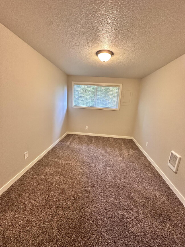 Building Photo - Recently Updated 2-Bd Milwaukie 4-Plex. Ne...