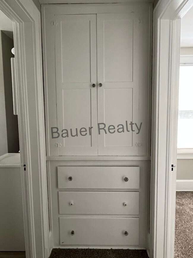 Building Photo - Three bedroom home with two car, detached garage!