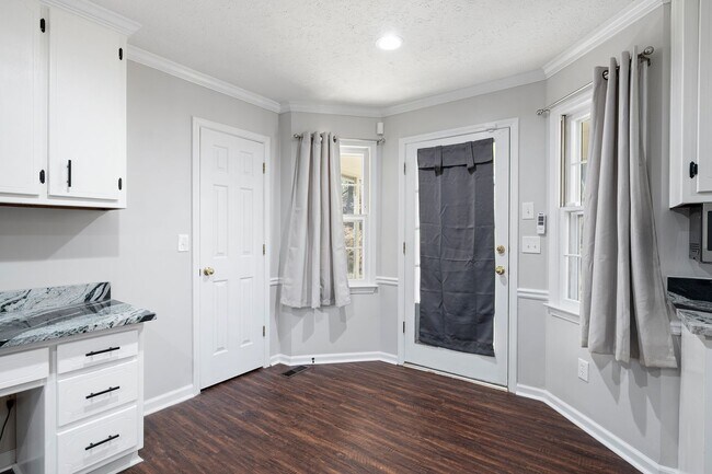 Building Photo - Beautifully Renovated Raised Ranch near Lake Allatoona