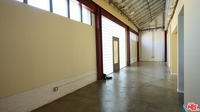 Building Photo - 922 W 23rd St