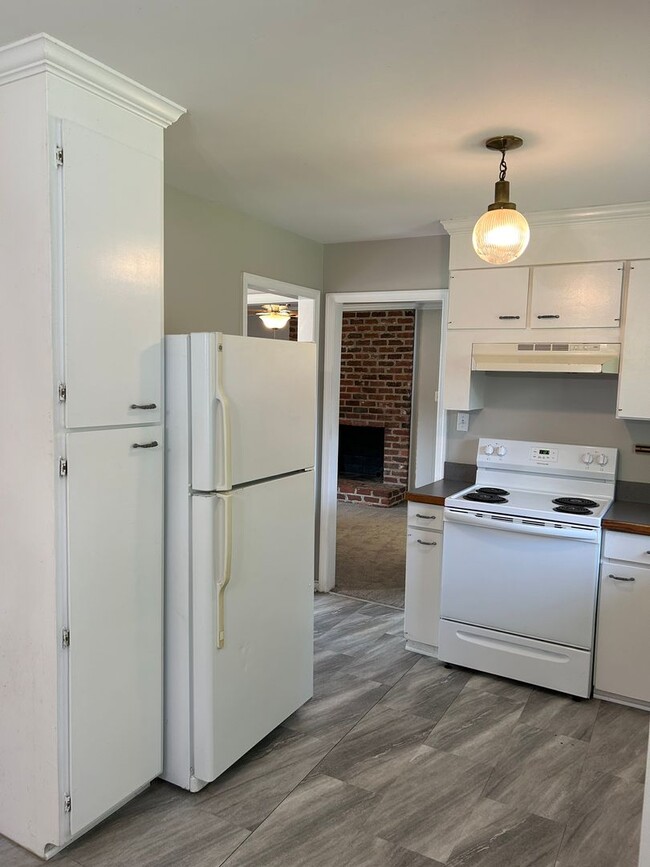 Building Photo - Charming 3 Bedroom, 2 Bath Brick Ranch Hom...
