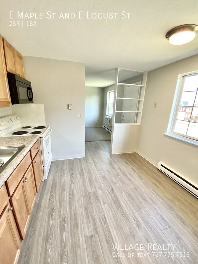 Building Photo - Remodeled 2-Bed with eat-in kitchen! Conve...