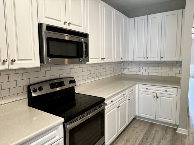 Building Photo - Spacious Townhome with a Private Courtyard in Westbury Park!