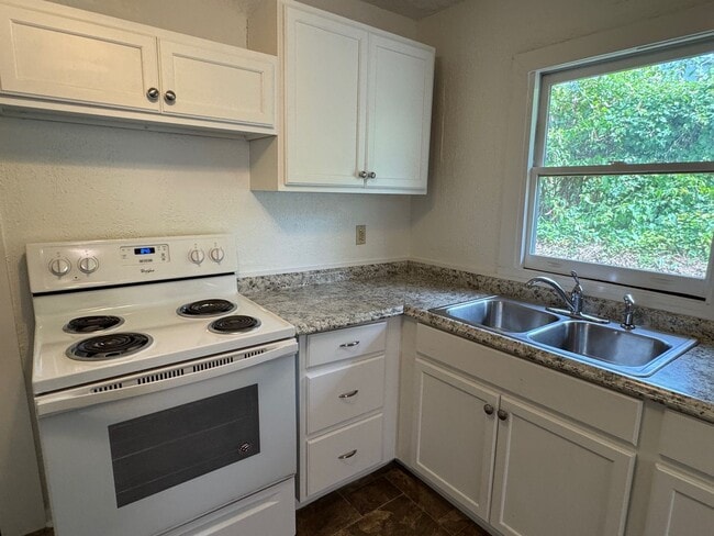 Building Photo - Central Asheville - Renovated Bungalow!