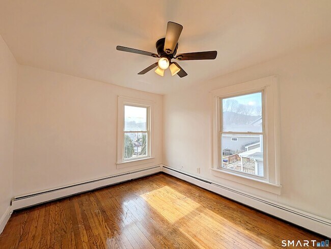 Building Photo - 102 Elm St