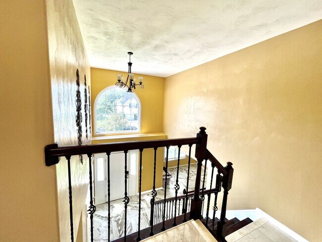Building Photo - Beautiful large Castleton home