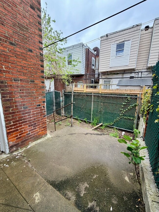 Building Photo - Rare 5-Bedroom Gem in Kingsessing