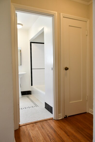 Building Photo - 1834 Normandie Ave