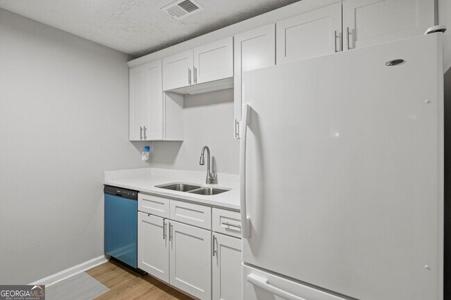 Building Photo - 5452 Glen Haven Dr