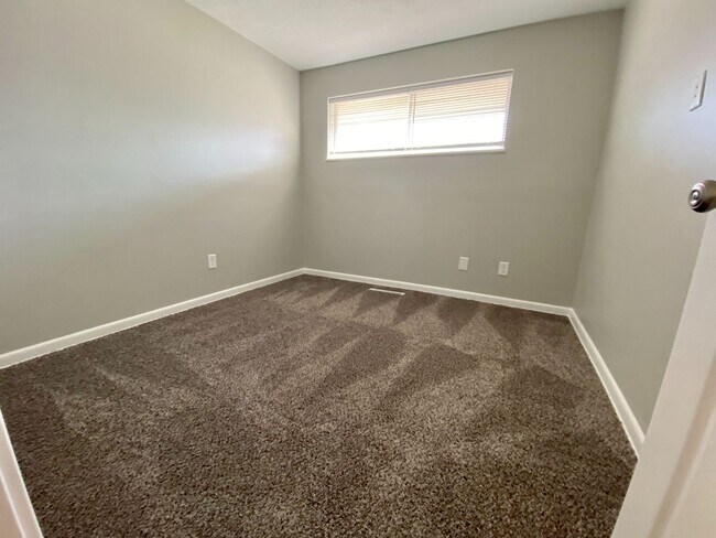 Building Photo - 301 Ives Ln