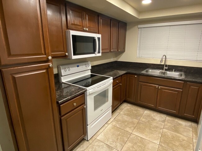 Building Photo - Decker Townhome