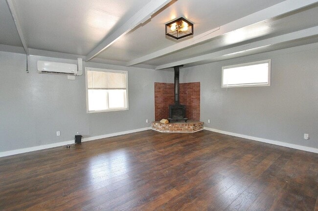 Building Photo - Charming Single-Level Studio Home