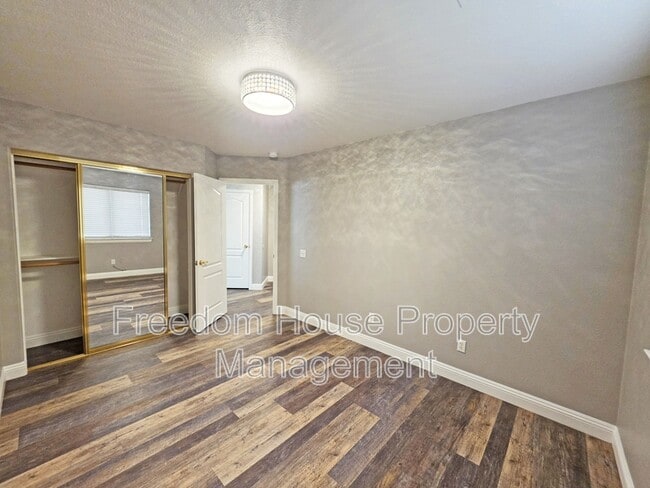 Building Photo - 3630 E Vineyard Dr N