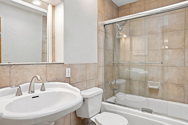 Building Photo - $1,945.95 with $300 Off the first month's rent, 2 Beds - 1 Bath, Single Family Home in Lakewood w...