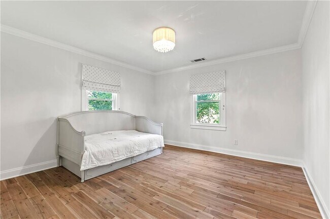 Building Photo - 4820 Powers Ferry Rd NW