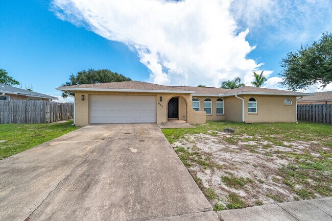 Building Photo - 4 bedroom, 2 bathroom Beachside, Pool Home!