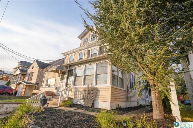 Building Photo - 628 Coal St