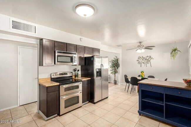 Building Photo - 1412 W 7th Pl