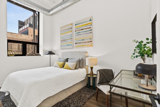 Building Photo - 813 W Evergreen Ave