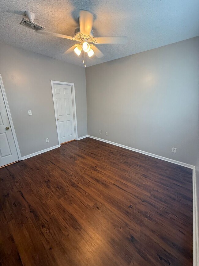 Building Photo - 9201 Walden Park Dr