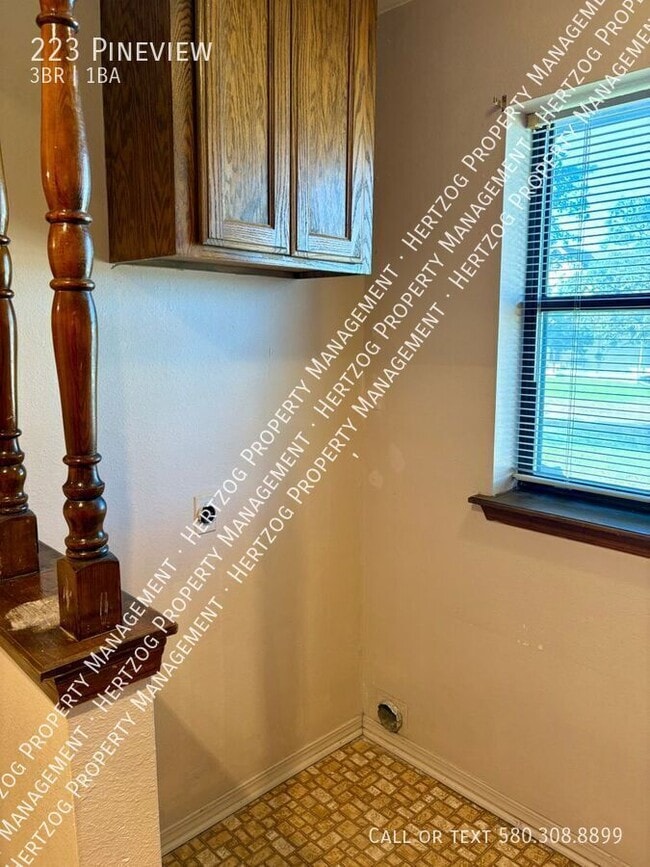 Building Photo - 223 Pineview-