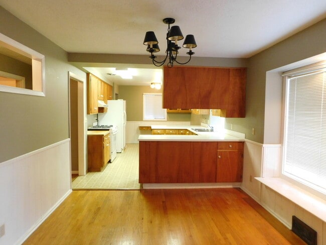 Building Photo - 4Bd/1.5Ba Two Story Home - Available End o...