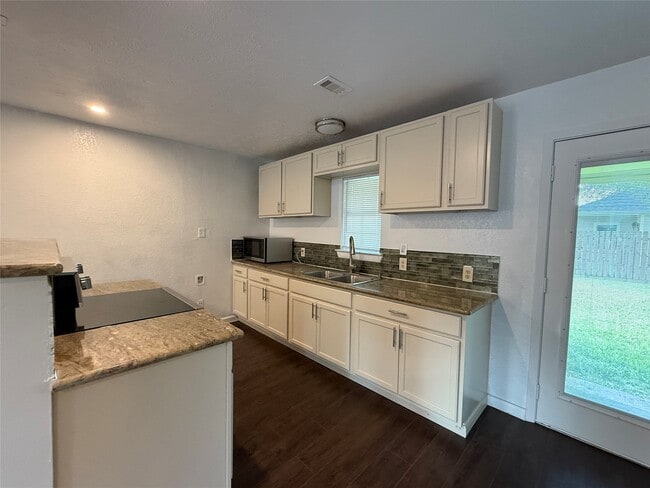 Building Photo - 9433 Rosehaven Dr