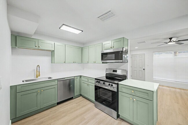 Building Photo - Gorgeous 2 Bed + Bonus Room | Large Private Yards | Resort Pool | 8 Weeks Free Rent!