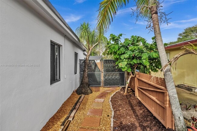 Building Photo - 1123 NE 1st Ave.