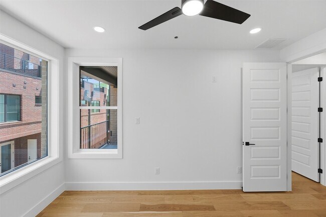 Building Photo - 404 Vista Buena Trl