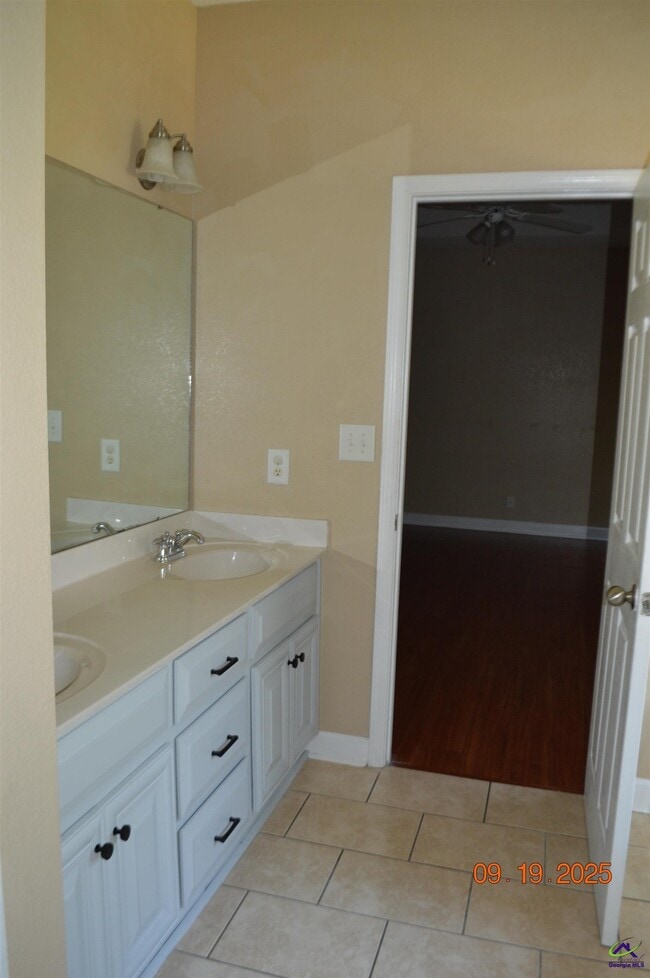 Building Photo - 704 Falkirk Dr