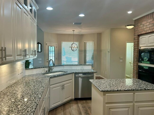 Building Photo - 121 Post Oak Ln